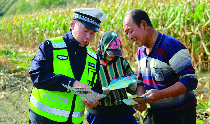 10 月 6 日，鐵嶺市公安局交警支隊民警深入田間地頭，以 “嘮家常” 及發(fā)放傳單資料的方式宣傳交通安全，引導農(nóng)民群眾養(yǎng)成文明出行、安全出行的習慣。