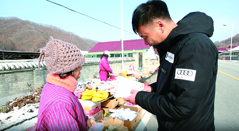 大明白配圖 佟野 在大集上對(duì)村民進(jìn)行普法宣傳