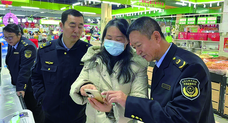 工作人員宣傳食品抽檢相關(guān)知識(shí)