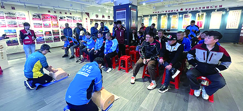 丹東市“江城小哥學堂”為快遞員、外賣小哥講解演示心肺復(fù)蘇術(shù)