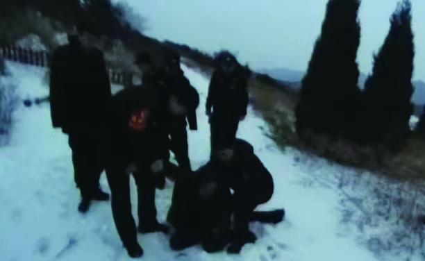 民輔警冬夜雪地急行，趕到墓地救下輕生女子。