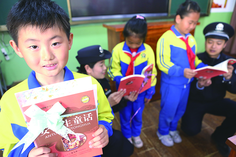 學雷鋒紀念日到來之際，本溪市橋北工業(yè)園分局北臺派出所民警本溪市橋北工業(yè)園分局北臺派出所民警走進校園開展關愛留守兒童活動