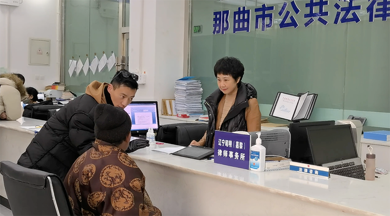 黨員律師馮巖在那曲市公共法律服務(wù)中心解答法律問題