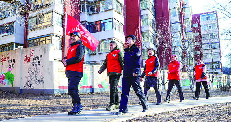 5-社區(qū)民警與志愿者深入轄區(qū)走訪，織密治安防范網(wǎng)絡。