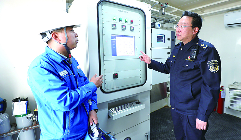郭國軍（右）檢查污水處理廠廢氣處理工藝運行情況