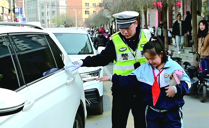 開原市公安局交警輔警李?yuàn)W在實(shí)驗(yàn)小學(xué)護(hù)學(xué)崗執(zhí)勤