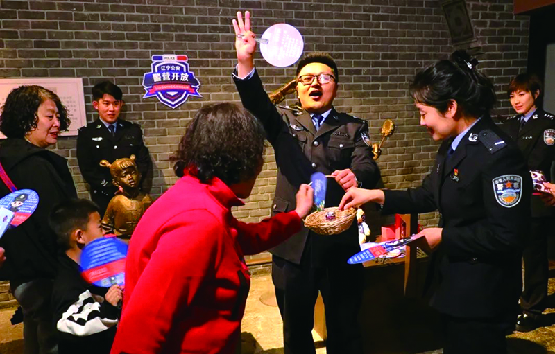 頭題圖，在“反詐知識(shí)一籮筐”環(huán)節(jié)，反詐民警手提柳條土籃發(fā)起反詐問答挑戰(zhàn)。