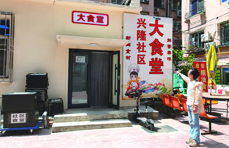 楊軼達給記者講創(chuàng)建大食堂的故事。